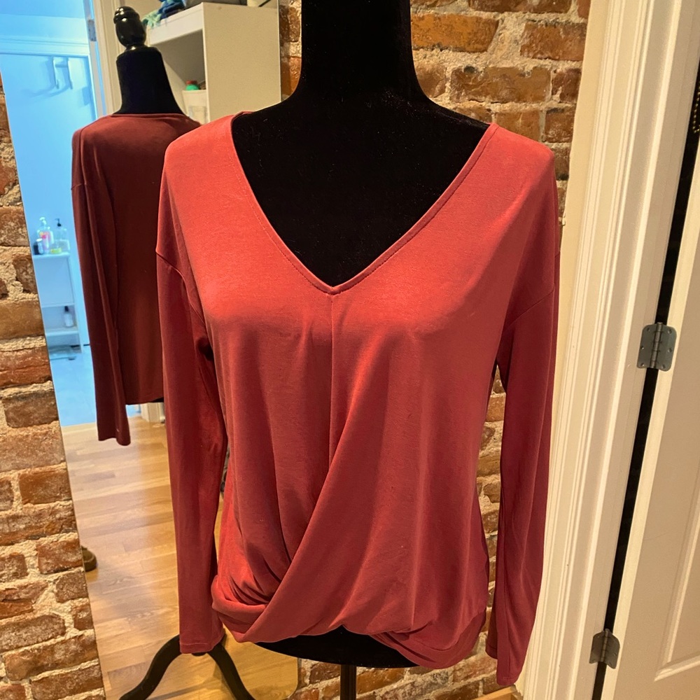 Beautiful Banana Republic mauve long sleeve blouse with knot front and Vneckline